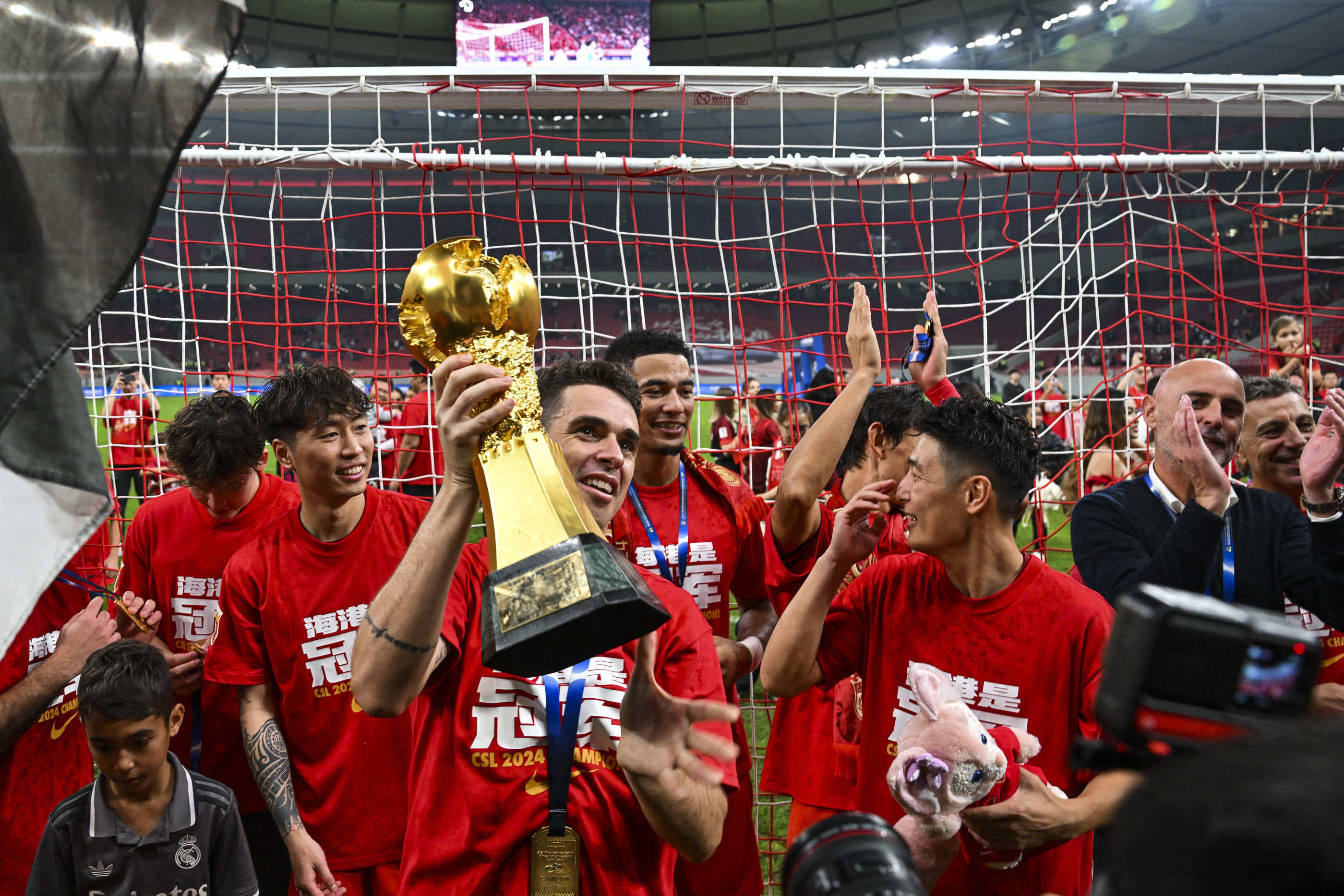 包含上海上港横扫对手，成功晋级亚冠四强的词条