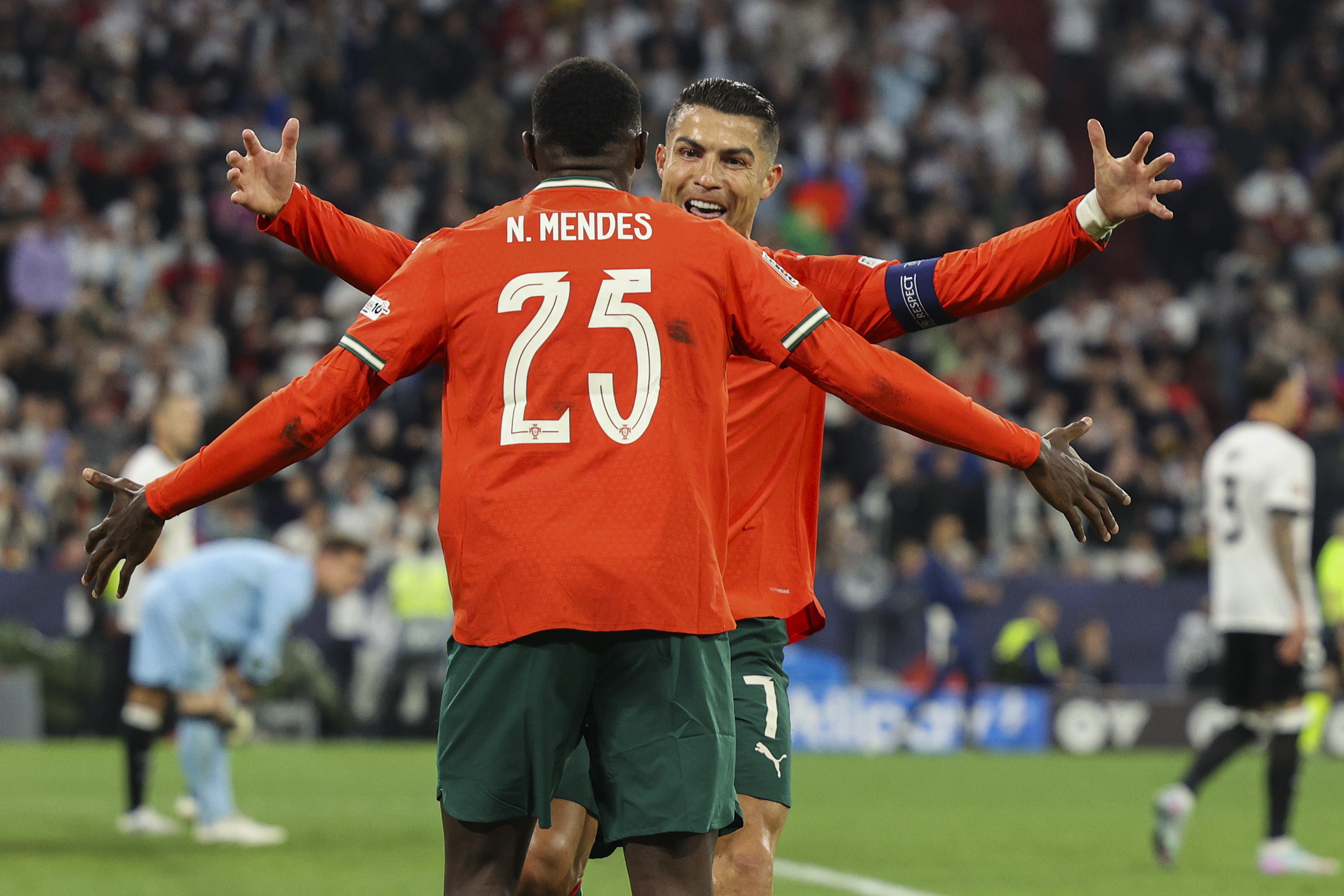 包含葡萄牙队尽显实力,成功晋级欧洲足球锦标赛半决赛的词条 包含葡萄牙队尽显实力,成功晋级欧洲足球锦标赛半决赛的词条