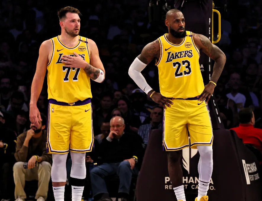 包含关键时刻：湖人队运气逆转马刺队夺得胜利的词条