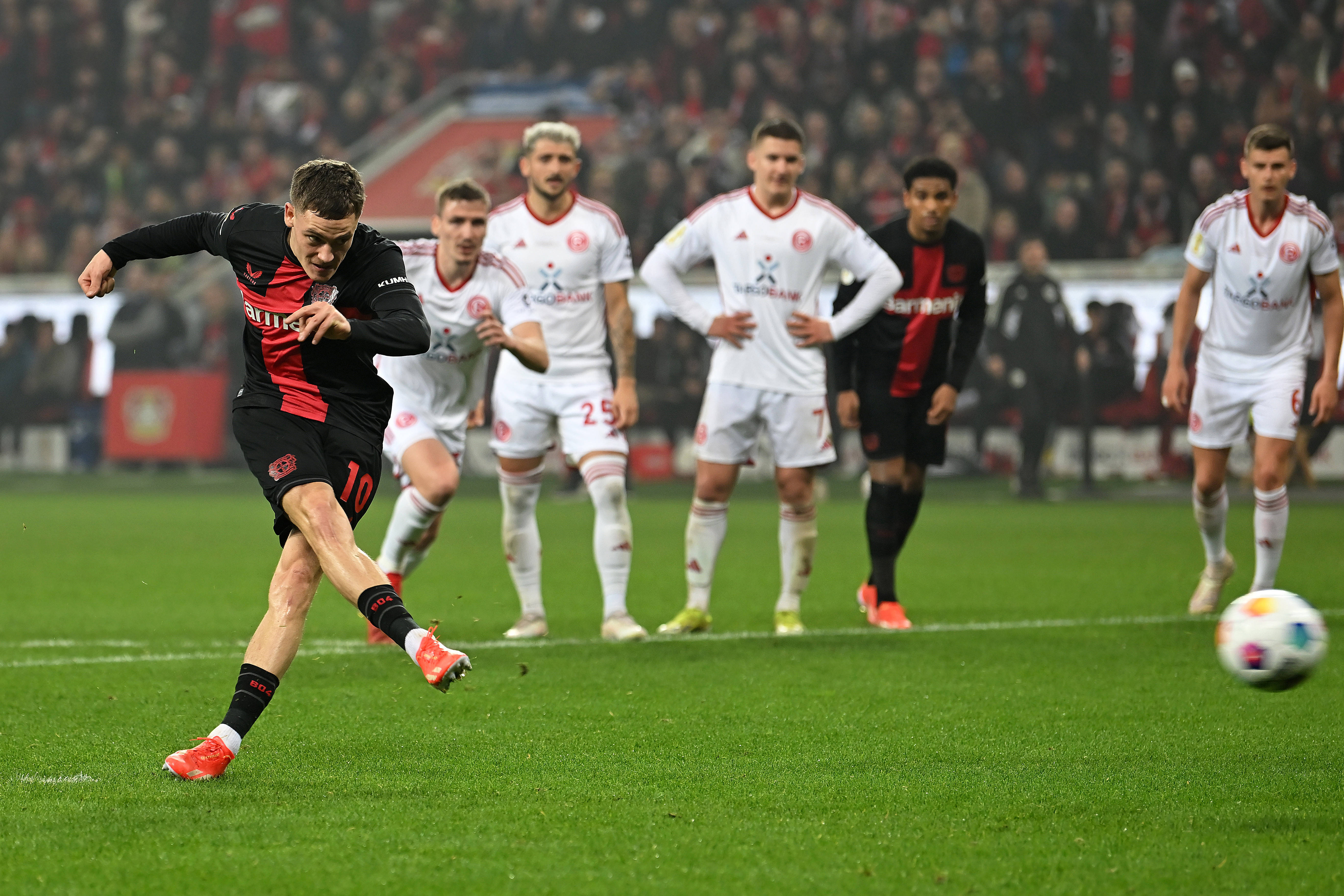 德国足球联赛明星表现抢眼，受到球迷热捧的简单介绍