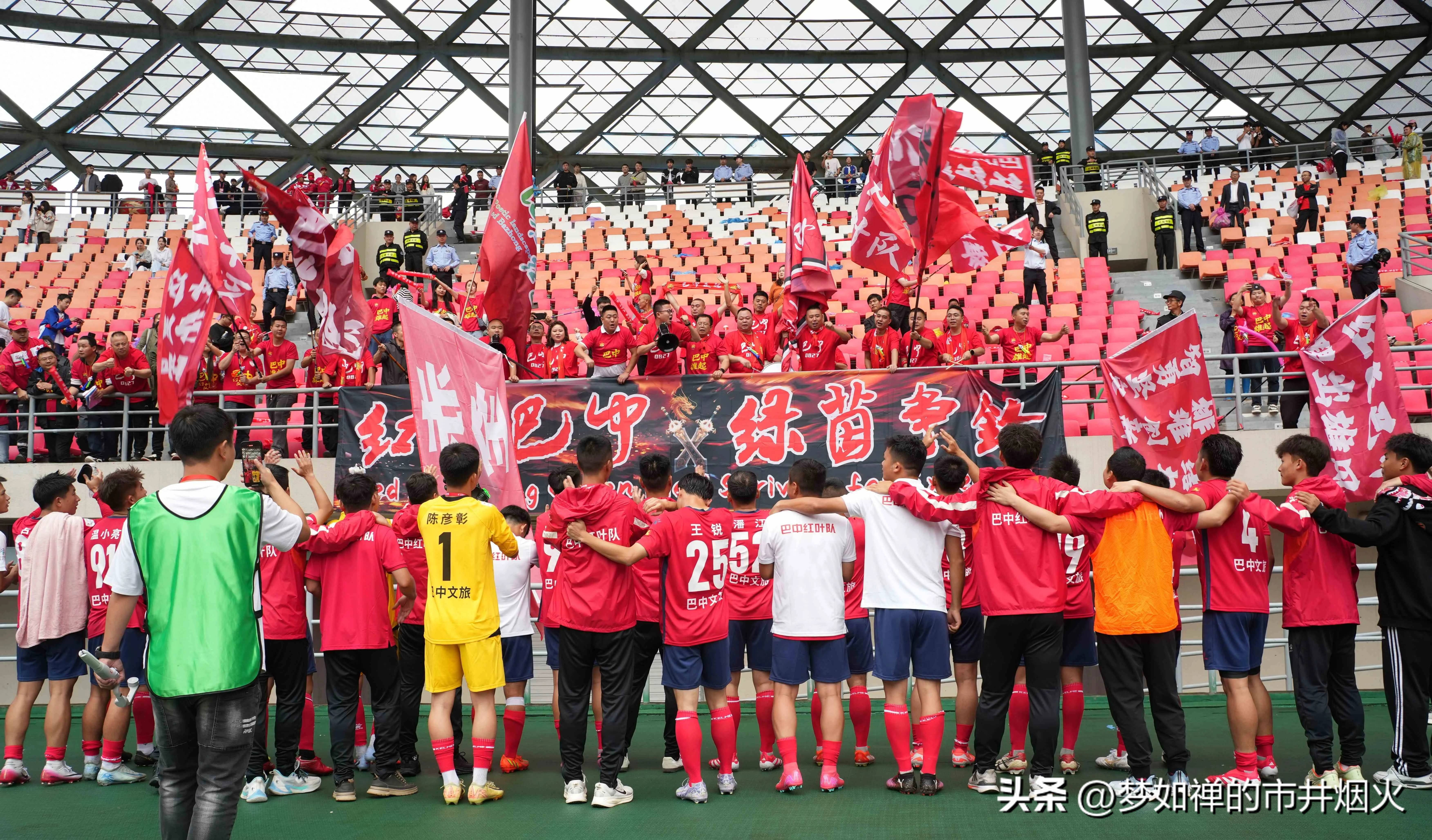 关于国内足球赛事风光无限，球迷狂热追逐热情燃烧的信息