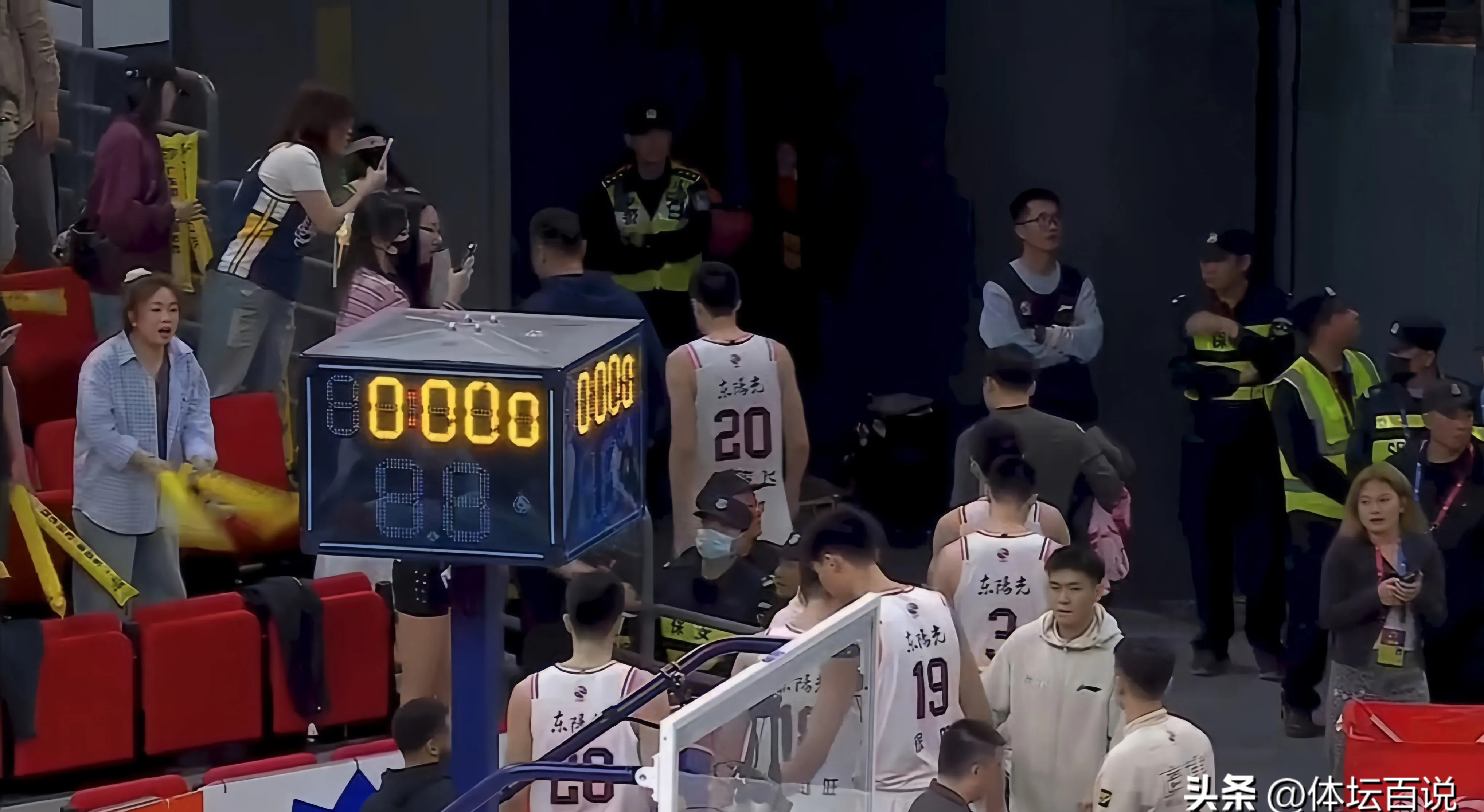 精彩比赛引来无数粉丝围观,球场上的对决丝毫不逊色的简单介绍 精彩比赛引来无数粉丝围观,球场上的对决丝毫不逊色的简单介绍